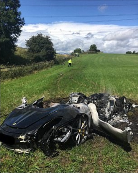 Vừa mua chiếc Ferrari gần 8 tỷ, người đàn ông bỗng gây tai nạn khiến cả gia tài cháy rụi thành đống sắt vụn - Ảnh 2. Vừa mua chiếc Ferrari gần 8 tỷ, người đàn ông bỗng gây tai nạn khiến cả gia tài cháy rụi thành đống sắt vụn - Ảnh 2.