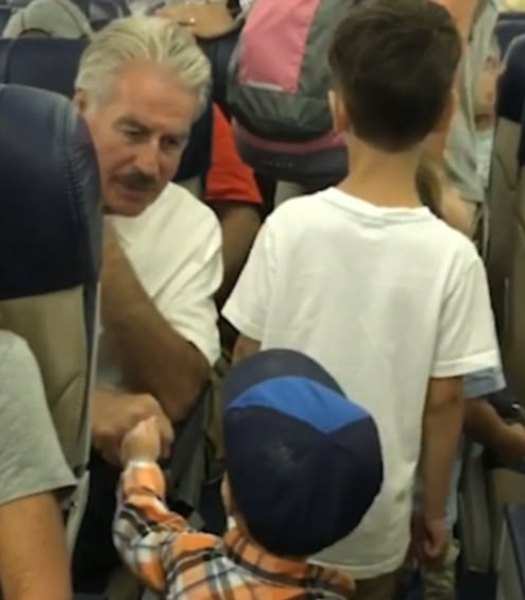 Bằng một cái cụng tay, cậu nhóc này đã khiến bao người phải mỉm cười hạnh phúc - Ảnh 2. Bằng một cái cụng tay, cậu nhóc này đã khiến bao người phải mỉm cười hạnh phúc - Ảnh 2.