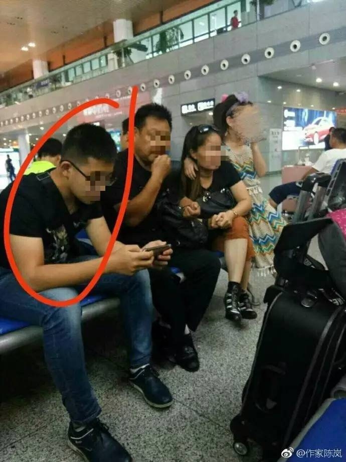 Nam sinh viên ngang nhiên sờ soạng vòng một bé gái vị thành niên giữa chốn đông người đã bị cảnh sát bắt giữ - Ảnh 2. Nam sinh viên ngang nhiên sờ soạng vòng một bé gái vị thành niên giữa chốn đông người đã bị cảnh sát bắt giữ - Ảnh 2.