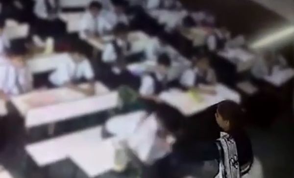 Mất tập trung, nam sinh bị cô giáo tát liên tiếp 40 cái trong vòng hai phút - Ảnh 3. Mất tập trung, nam sinh bị cô giáo tát liên tiếp 40 cái trong vòng hai phút - Ảnh 3.