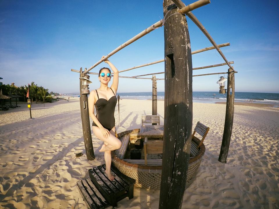 Khánh Thi diện bikini, hôn ông xã Phan Hiển đắm đuối trong kì nghỉ - Ảnh 1. Khánh Thi diện bikini, hôn ông xã Phan Hiển đắm đuối trong kì nghỉ - Ảnh 1.