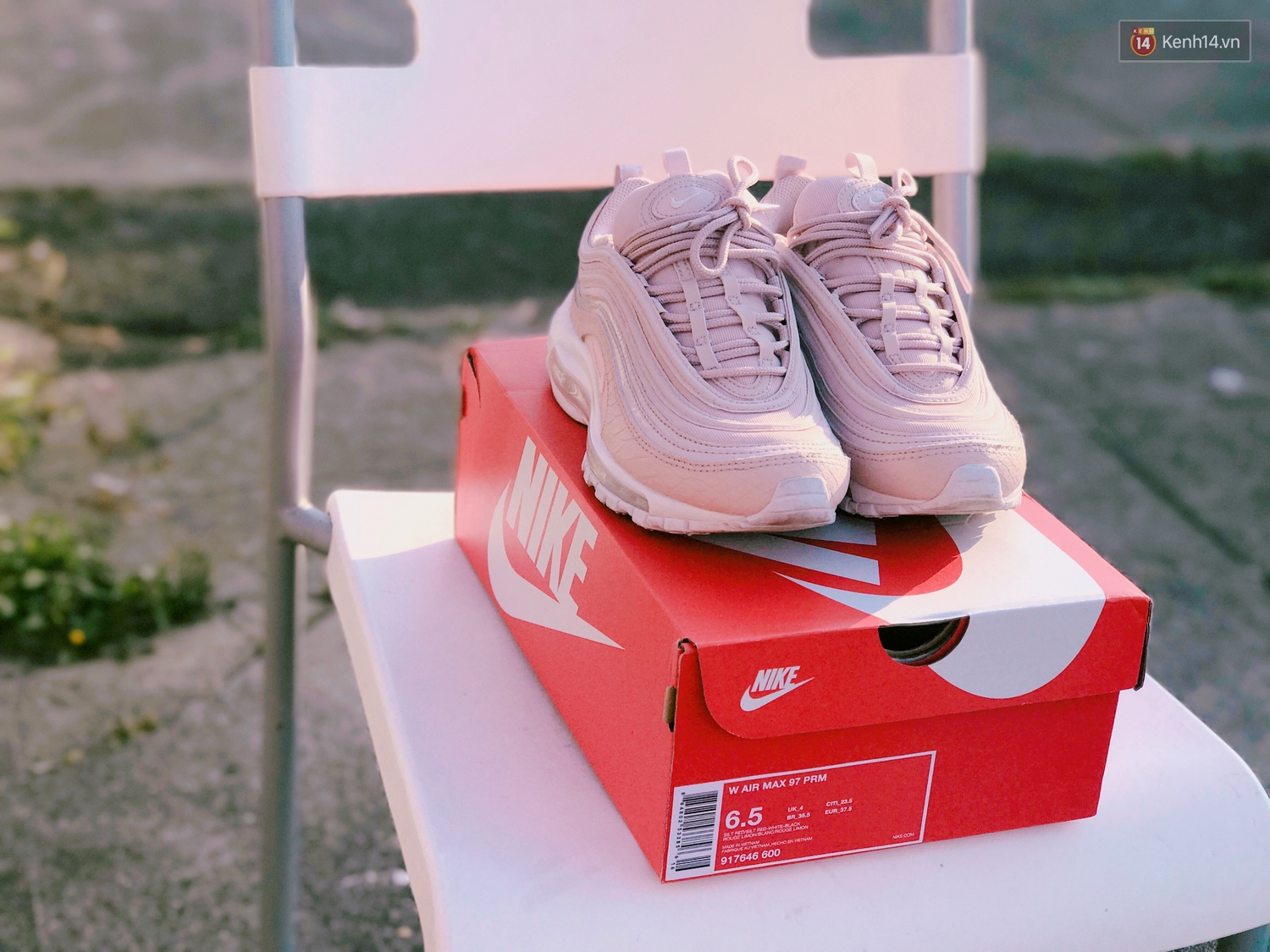 Review đôi sneaker được ví như viên kẹo ngọt đang đốn tim các cô nàng: Nike Air Max 97 Premium Pink Snakeskin - Ảnh 3. Review đôi sneaker được ví như viên kẹo ngọt đang đốn tim các cô nàng: Nike Air Max 97 Premium Pink Snakeskin - Ảnh 3.