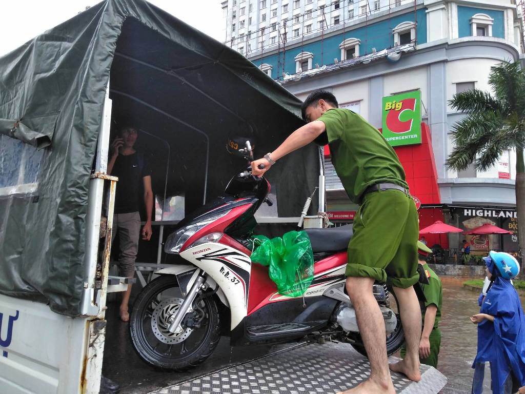 Nghệ An: Đường ngập như sông, công an xắn quần lội nước giúp dân vượt qua - Ảnh 2. Nghệ An: Đường ngập như sông, công an xắn quần lội nước giúp dân vượt qua - Ảnh 2.