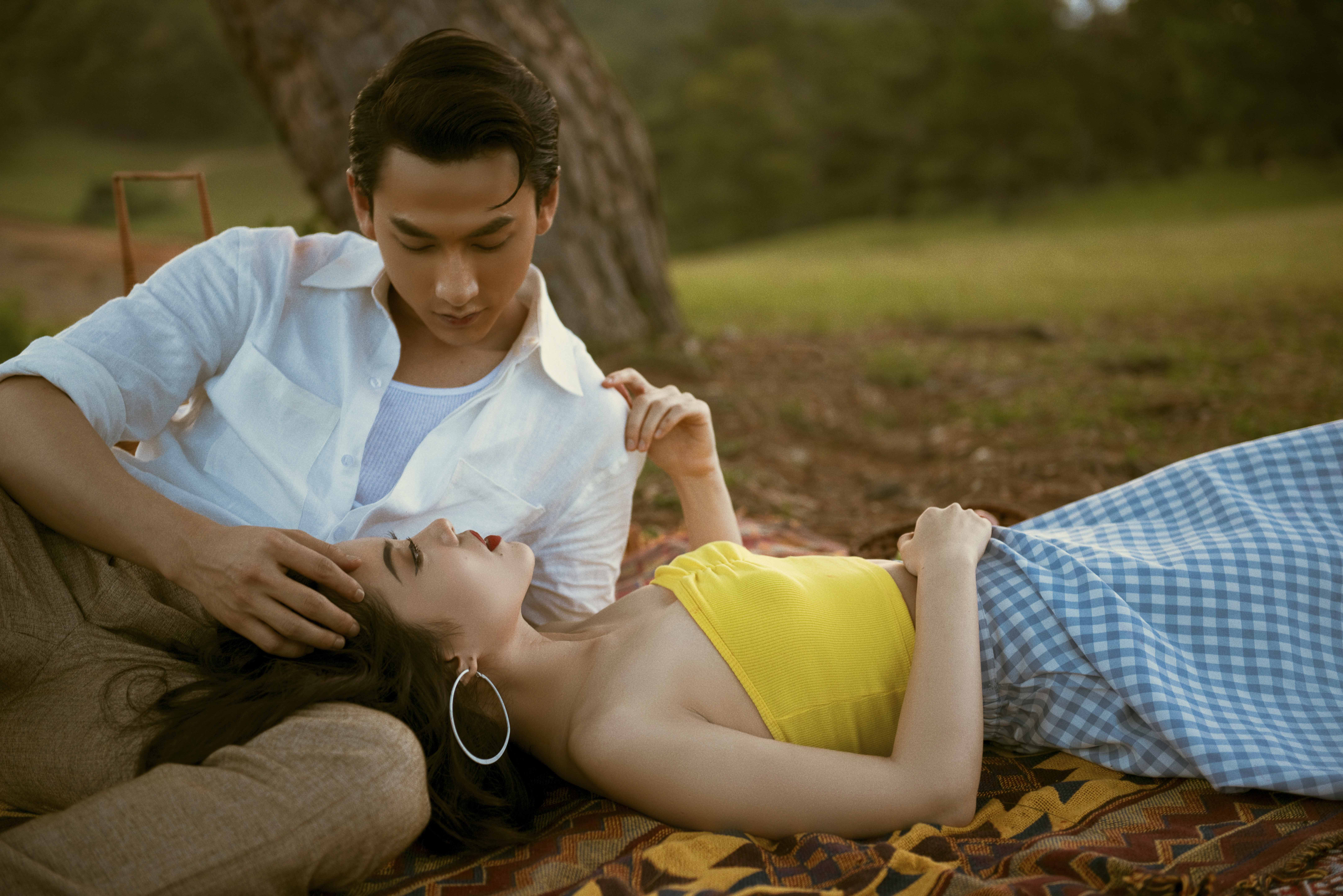 Isaac làm MV theo phong cách retro kiểu Mỹ, điển trai hút hồn nhưng vẫn tỏ tình thất bại - Ảnh 6. Isaac làm MV theo phong cách retro kiểu Mỹ, điển trai hút hồn nhưng vẫn tỏ tình thất bại - Ảnh 6.