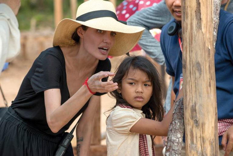 Angelina Jolie bị chỉ trích tàn nhẫn vì cách tuyển diễn viên nhí có hoàn cảnh nghèo ở Campuchia - Ảnh 2. Angelina Jolie bị chỉ trích tàn nhẫn vì cách tuyển diễn viên nhí có hoàn cảnh nghèo ở Campuchia - Ảnh 2.