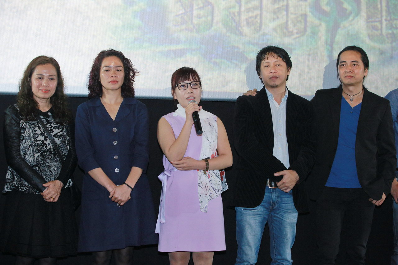 Ngập tràn cảm xúc trong buổi ra mắt phim tài liệu của nhóm Bức Tường - Ảnh 2. Ngập tràn cảm xúc trong buổi ra mắt phim tài liệu của nhóm Bức Tường - Ảnh 2.
