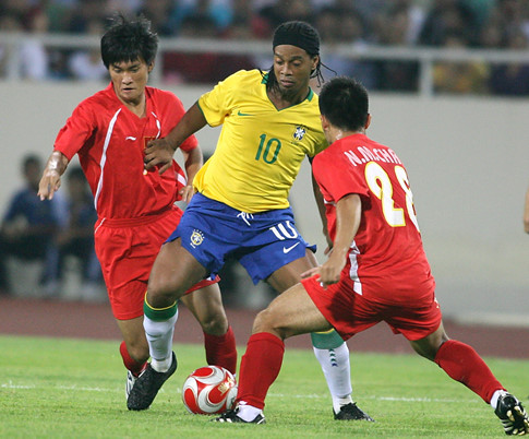 Đại gia V.League muốn chiêu mộ Ronaldinho - Ảnh 1. Đại gia V.League muốn chiêu mộ Ronaldinho - Ảnh 1.