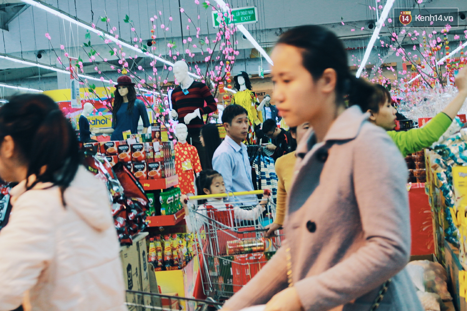 Người Hà Nội tranh thủ đi siêu thị, TTTM để mua sắm dịp cận Tết Nguyên đán - Ảnh 5. Người Hà Nội tranh thủ đi siêu thị, TTTM để mua sắm dịp cận Tết Nguyên đán - Ảnh 5.