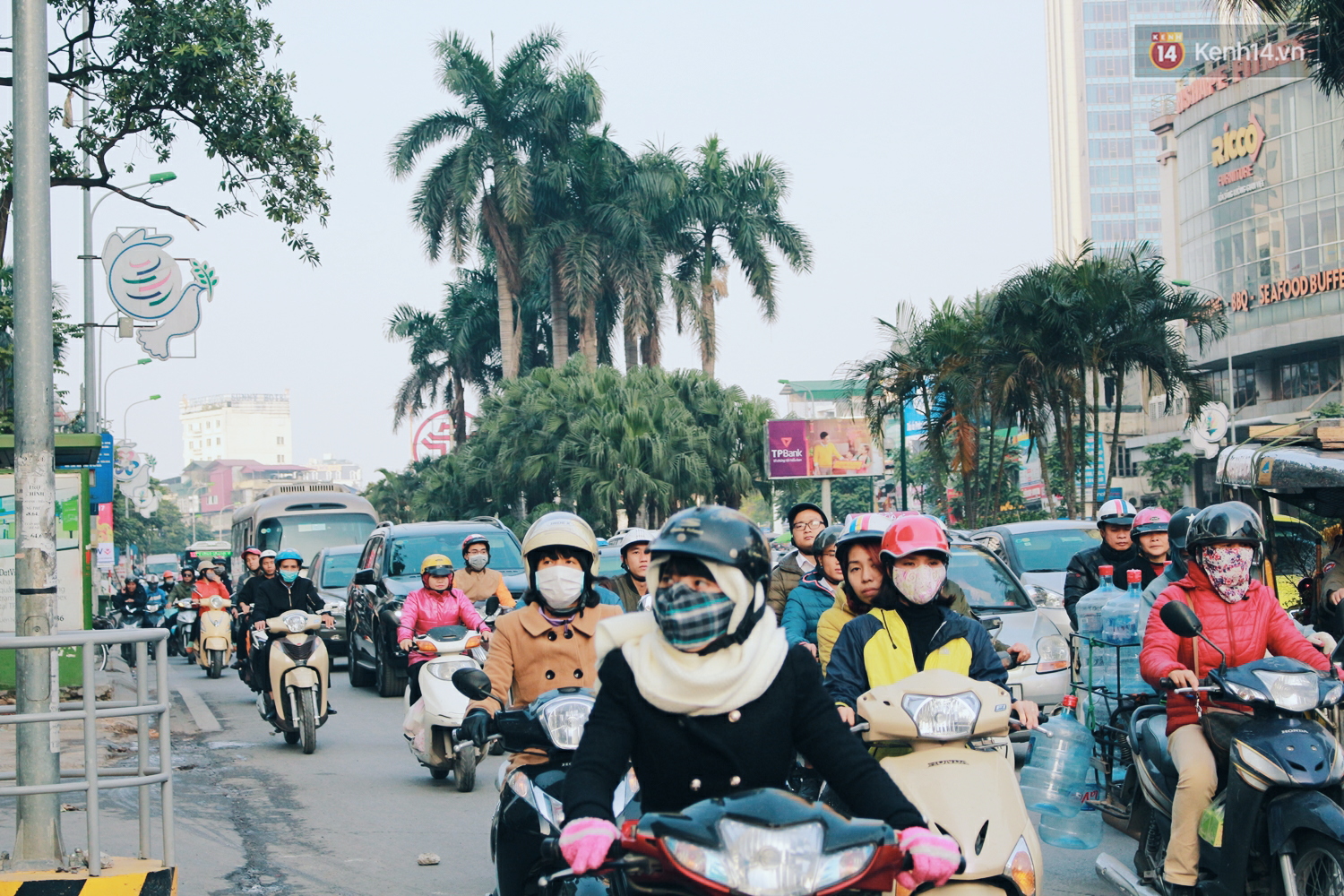 Người Hà Nội tranh thủ đi siêu thị, TTTM để mua sắm dịp cận Tết Nguyên đán - Ảnh 1. Người Hà Nội tranh thủ đi siêu thị, TTTM để mua sắm dịp cận Tết Nguyên đán - Ảnh 1.