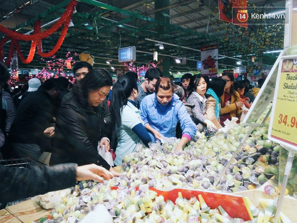 Người Hà Nội tranh thủ đi siêu thị, TTTM để mua sắm dịp cận Tết Nguyên đán - Ảnh 3. Người Hà Nội tranh thủ đi siêu thị, TTTM để mua sắm dịp cận Tết Nguyên đán - Ảnh 3.