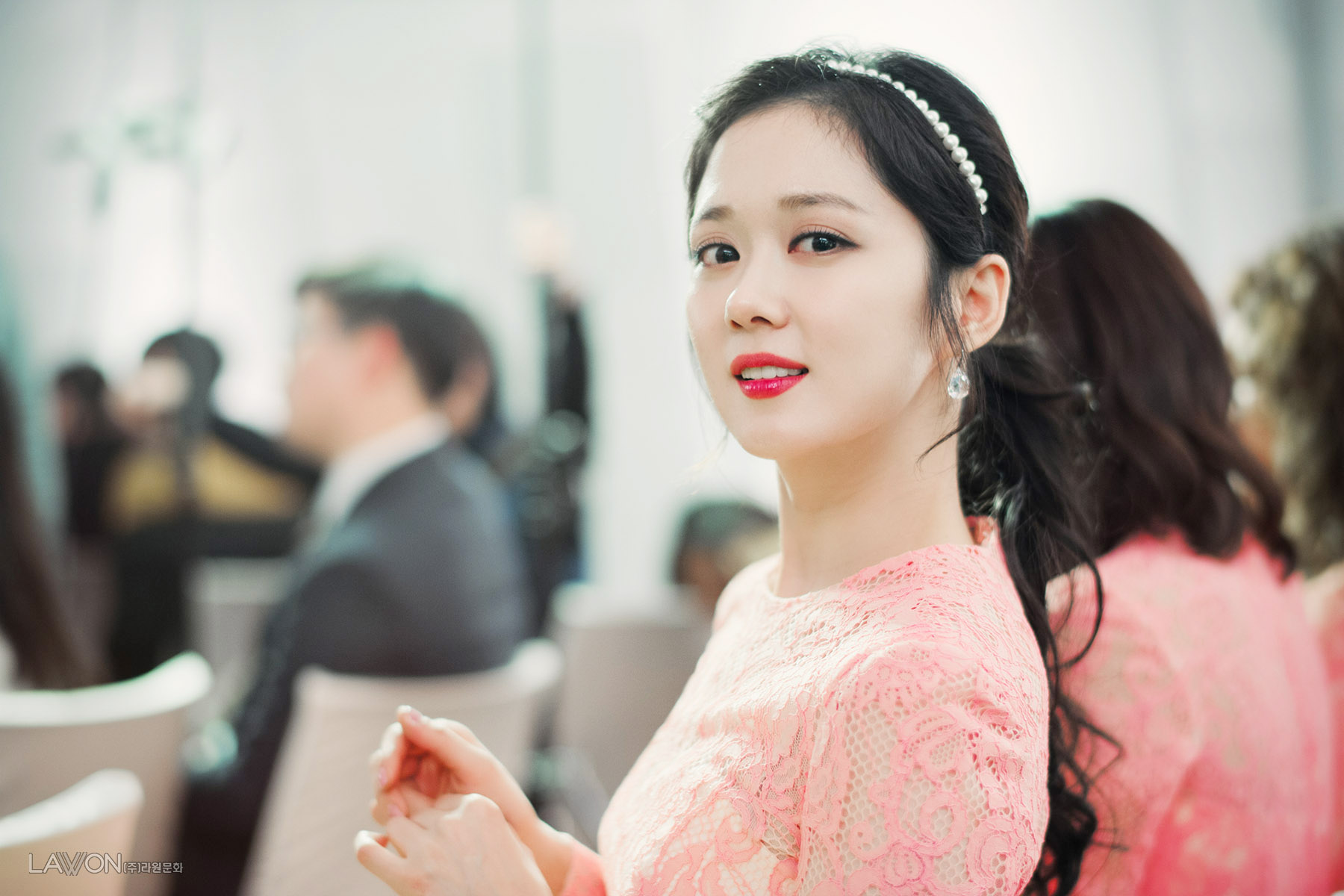 Đâu cần V-line làm gì, ngắm những mỹ nhân mặt tròn - cằm chẻ này xem, họ vẫn đẹp đến ngẩn ngơ đấy thôi! - Ảnh 20. Đâu cần V-line làm gì, ngắm những mỹ nhân mặt tròn - cằm chẻ này xem, họ vẫn đẹp đến ngẩn ngơ đấy thôi! - Ảnh 20.