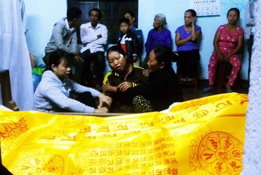 Vụ 3 học sinh lớp 9 chết đuối tại biển Đà Nẵng: Dậy đi con ơi, dậy nhìn mẹ đi con... - Ảnh 2. Vụ 3 học sinh lớp 9 chết đuối tại biển Đà Nẵng: Dậy đi con ơi, dậy nhìn mẹ đi con... - Ảnh 2.