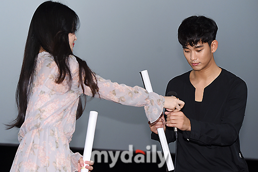 Sau sự cố cảnh nóng, Sulli lại khiến dân tình mê man vì quá đẹp bên Kim Soo Hyun tại sự kiện Sau sự cố cảnh nóng, Sulli lại khiến dân tình mê man vì quá đẹp bên Kim Soo Hyun tại sự kiện