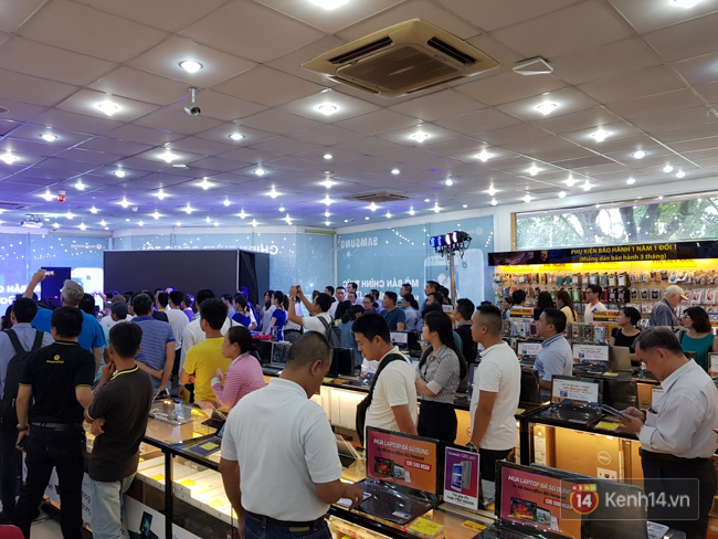 Nhờ đón đầu các thí sinh vừa biết điểm đại học, Galaxy J7 Pro đã có doanh số bán kỷ lục trong ngày ra mắt - Ảnh 2. Nhờ đón đầu các thí sinh vừa biết điểm đại học, Galaxy J7 Pro đã có doanh số bán kỷ lục trong ngày ra mắt - Ảnh 2.
