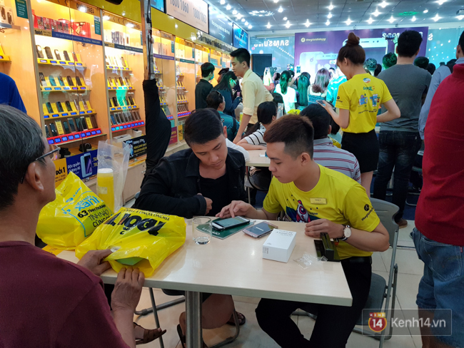 Nhờ đón đầu các thí sinh vừa biết điểm đại học, Galaxy J7 Pro đã có doanh số bán kỷ lục trong ngày ra mắt - Ảnh 7. Nhờ đón đầu các thí sinh vừa biết điểm đại học, Galaxy J7 Pro đã có doanh số bán kỷ lục trong ngày ra mắt - Ảnh 7.