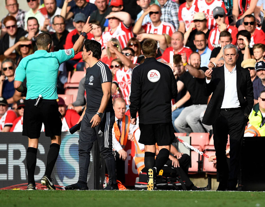 Mourinho không hiểu vì sao bị trọng tài đuổi lên khán đài - Ảnh 2. Mourinho không hiểu vì sao bị trọng tài đuổi lên khán đài - Ảnh 2.