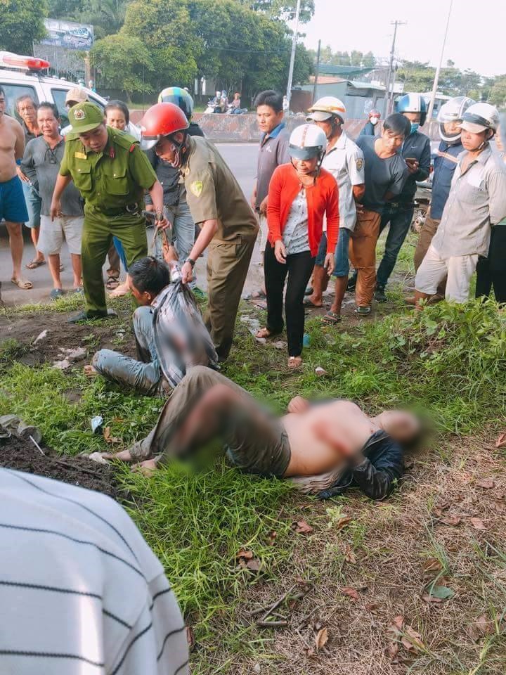 Hai đối tượng trộm chó bị người dân đánh bất tỉnh, đốt cháy xe máy - Ảnh 1. Hai đối tượng trộm chó bị người dân đánh bất tỉnh, đốt cháy xe máy - Ảnh 1.