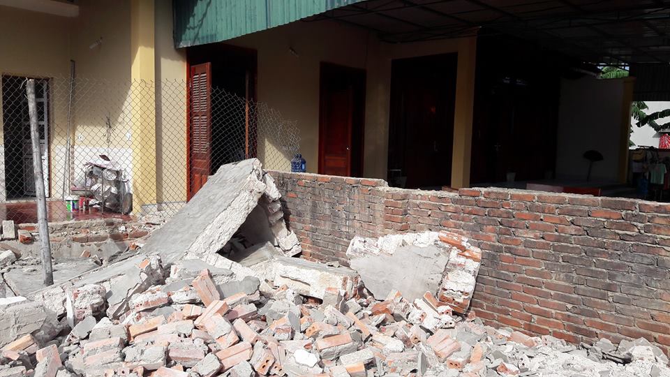 Sập tường của phòng giao dịch Ngân hàng, một người tử vong tại chỗ - Ảnh 1. Sập tường của phòng giao dịch Ngân hàng, một người tử vong tại chỗ - Ảnh 1.