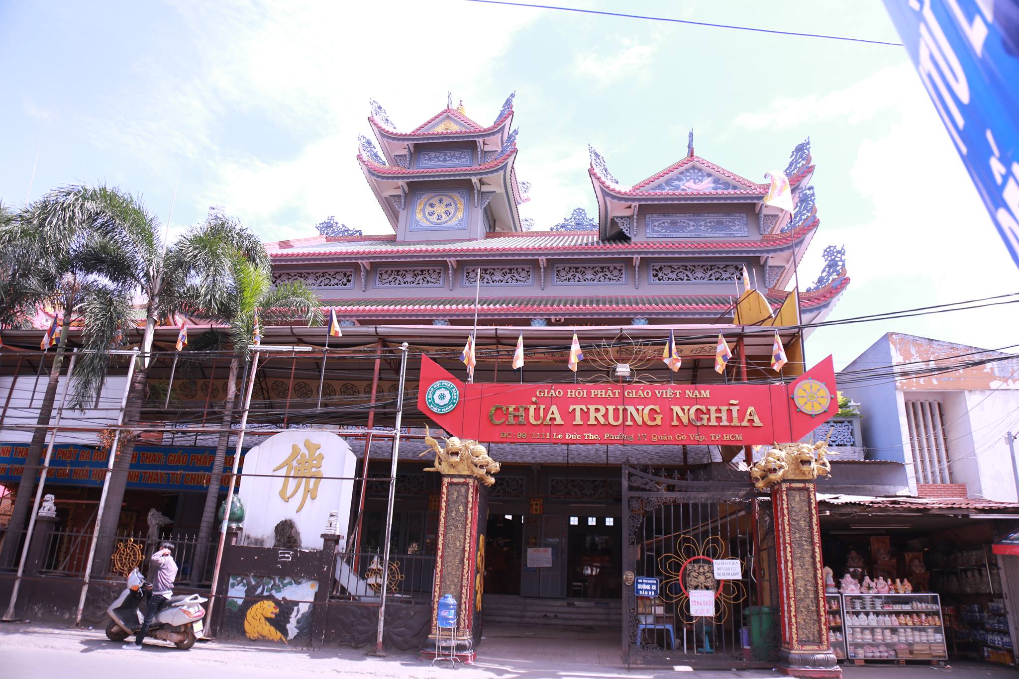 Clip: Vào chùa thắp nhang, người phụ nữ tiện tay trộm luôn tiền công đức - Ảnh 3. Clip: Vào chùa thắp nhang, người phụ nữ tiện tay trộm luôn tiền công đức - Ảnh 3.