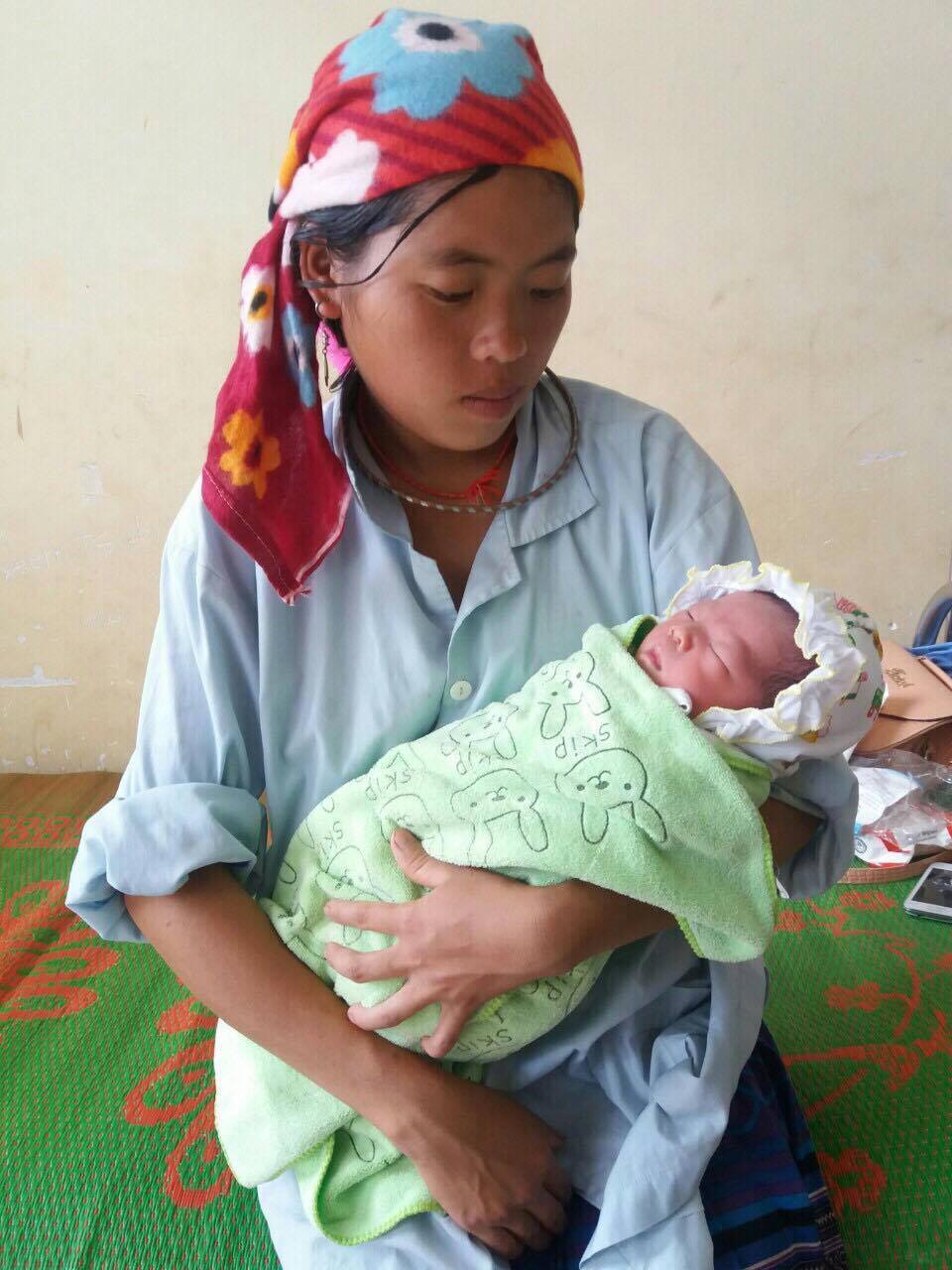 Pha đẻ rớt giữa rừng và cách bác sĩ tận tâm cứu người mẹ cùng em bé nguy kịch được dân mạng khen ngợi - Ảnh 3. Pha đẻ rớt giữa rừng và cách bác sĩ tận tâm cứu người mẹ cùng em bé nguy kịch được dân mạng khen ngợi - Ảnh 3.