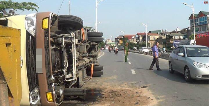 Hà Nội: Hành khách la hét kêu cứu trong chiếc xe khách 29 chỗ bị lật giữa đường - Ảnh 1. Hà Nội: Hành khách la hét kêu cứu trong chiếc xe khách 29 chỗ bị lật giữa đường - Ảnh 1.