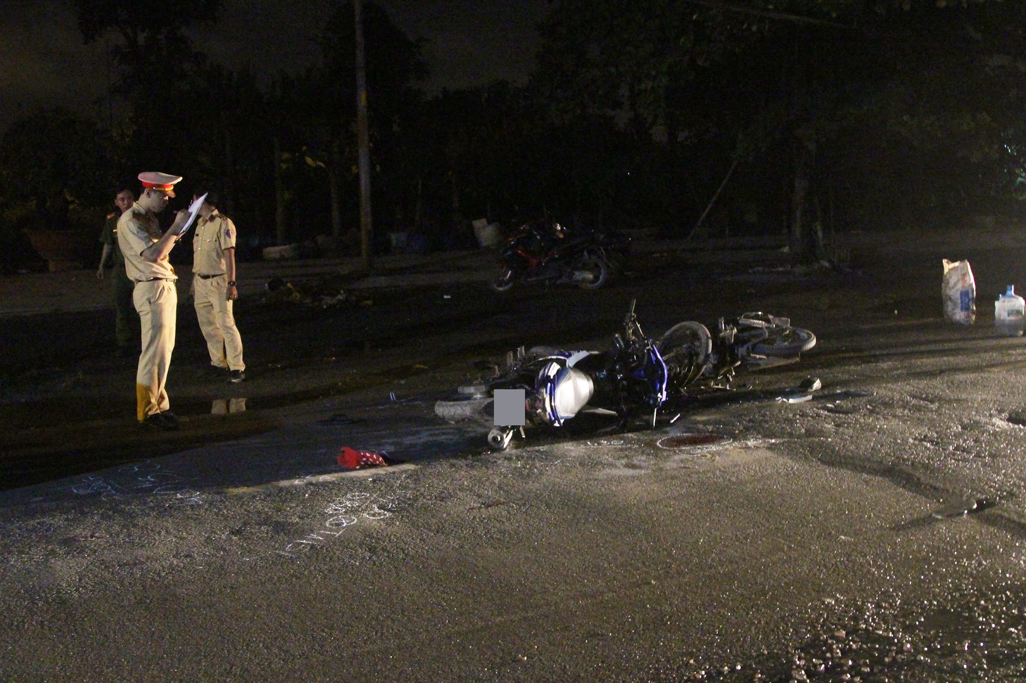 Hai xe máy tông trực diện giữa khuya ở Sài Gòn, 1 người chết, 3 người bị thương - Ảnh 1. Hai xe máy tông trực diện giữa khuya ở Sài Gòn, 1 người chết, 3 người bị thương - Ảnh 1.