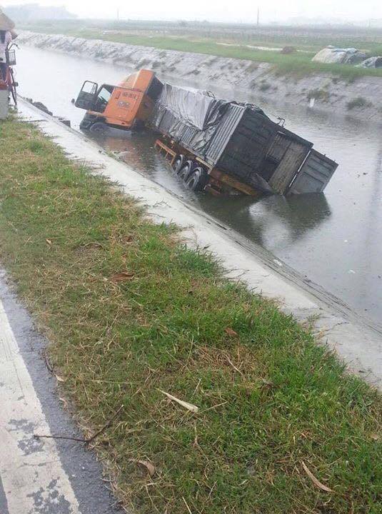 Hải Dương: Tai nạn liên hoàn khiến 2 người tử vong, chiếc xe tải lao thẳng xuống mương - Ảnh 2. Hải Dương: Tai nạn liên hoàn khiến 2 người tử vong, chiếc xe tải lao thẳng xuống mương - Ảnh 2.
