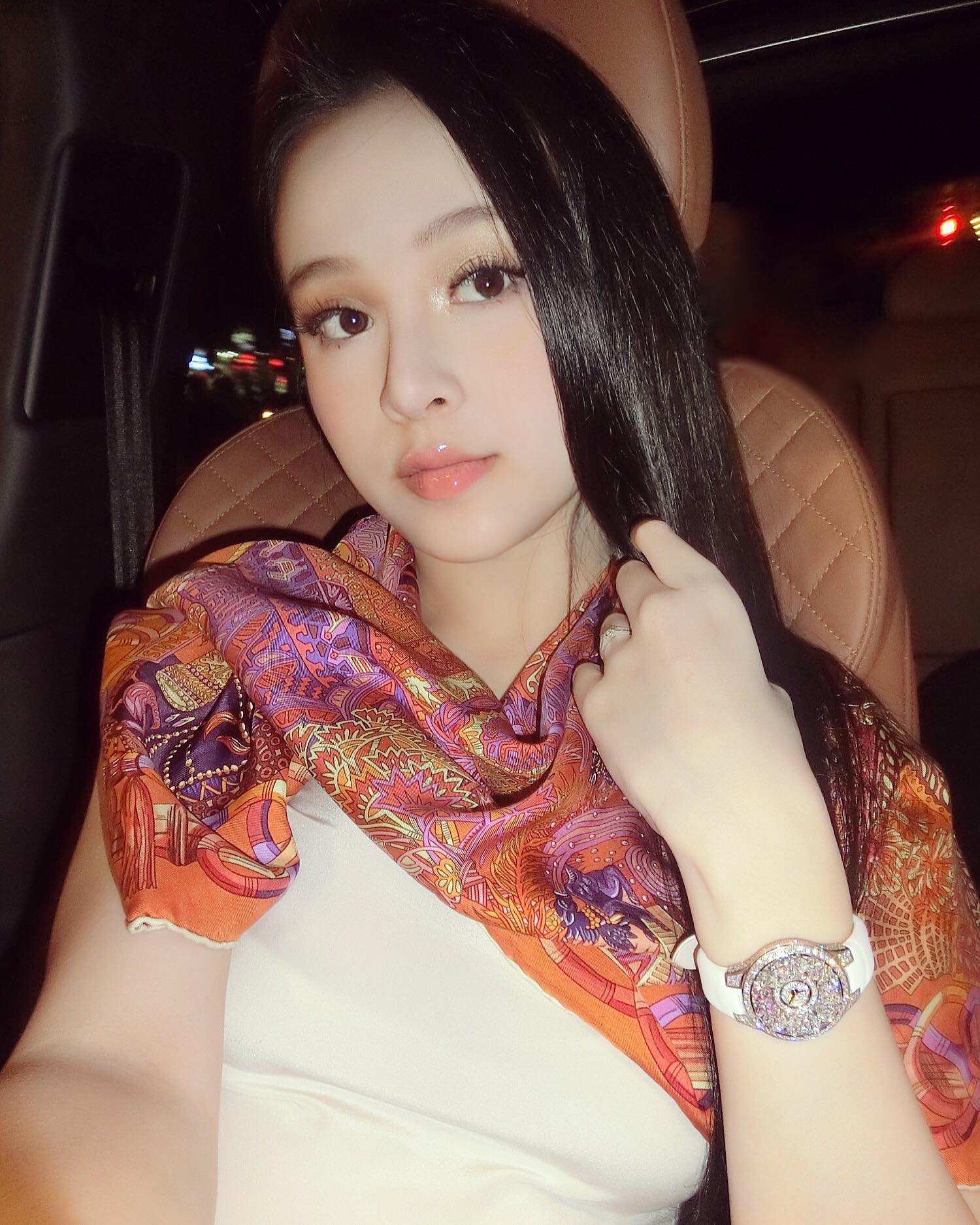 Đeo đồng hồ 3 tỷ, đúng là không ai sang chảnh được như Huyền Baby! - Ảnh 1. Đeo đồng hồ 3 tỷ, đúng là không ai sang chảnh được như Huyền Baby! - Ảnh 1.