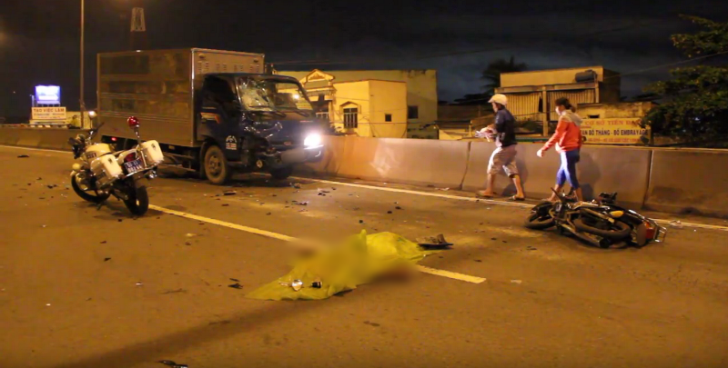 TP.HCM: Nam thanh niên chạy xe máy người chiều, tông trực diện xe tải tử vong - Ảnh 1. TP.HCM: Nam thanh niên chạy xe máy người chiều, tông trực diện xe tải tử vong - Ảnh 1.