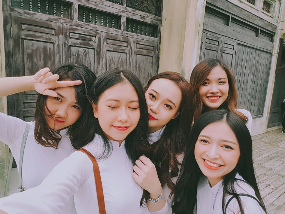Tấm ảnh 5 cô bạn xinh đẹp, cùng mặc đồng phục Kinh tế quốc dân hot nhất hôm nay! - Ảnh 4. Tấm ảnh 5 cô bạn xinh đẹp, cùng mặc đồng phục Kinh tế quốc dân hot nhất hôm nay! - Ảnh 4.