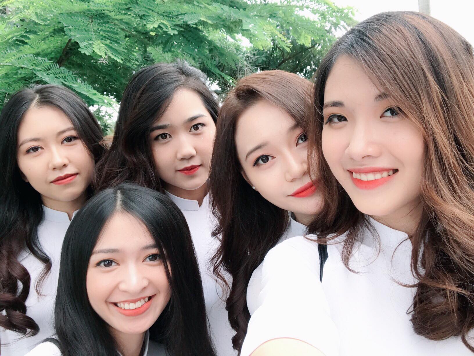 Tấm ảnh 5 cô bạn xinh đẹp, cùng mặc đồng phục Kinh tế quốc dân hot nhất hôm nay! - Ảnh 2. Tấm ảnh 5 cô bạn xinh đẹp, cùng mặc đồng phục Kinh tế quốc dân hot nhất hôm nay! - Ảnh 2.