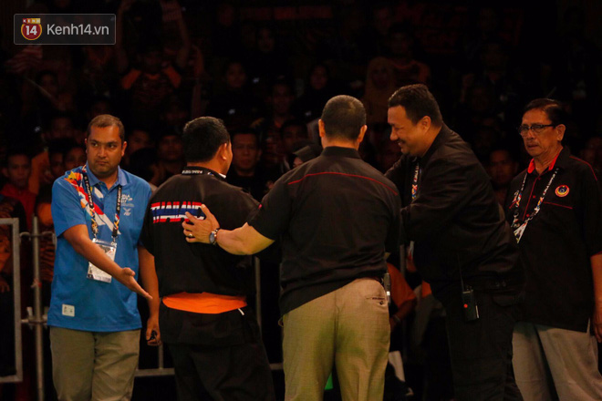 Bị đánh sấp mặt, không thể tiếp tục thi đấu, võ sĩ Malaysia vẫn... giành HC vàng - Ảnh 6. Bị đánh sấp mặt, không thể tiếp tục thi đấu, võ sĩ Malaysia vẫn... giành HC vàng - Ảnh 6.