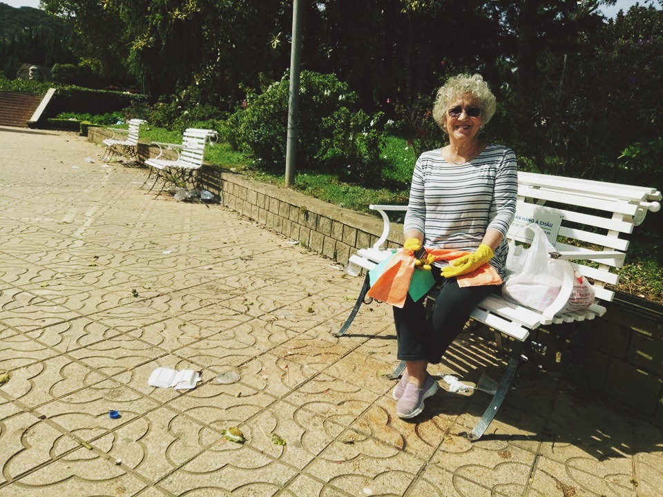 Hình ảnh đẹp: Khách nước ngoài và bạn trẻ Đà Lạt cùng thu dọn rác thải ở công viên hậu nghỉ lễ 2/9 - Ảnh 5. Hình ảnh đẹp: Khách nước ngoài và bạn trẻ Đà Lạt cùng thu dọn rác thải ở công viên hậu nghỉ lễ 2/9 - Ảnh 5.