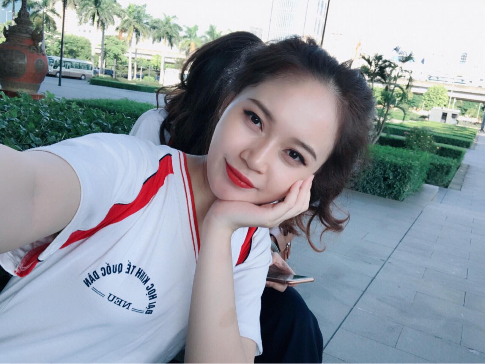 Tấm ảnh 5 cô bạn xinh đẹp, cùng mặc đồng phục Kinh tế quốc dân hot nhất hôm nay! - Ảnh 3. Tấm ảnh 5 cô bạn xinh đẹp, cùng mặc đồng phục Kinh tế quốc dân hot nhất hôm nay! - Ảnh 3.