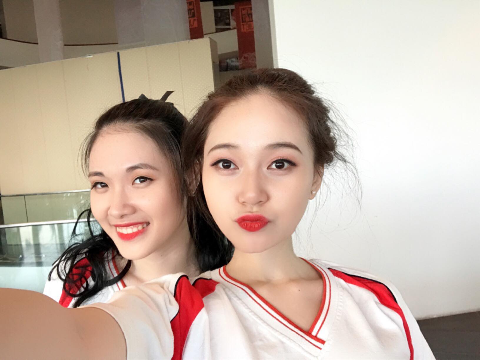 Tấm ảnh 5 cô bạn xinh đẹp, cùng mặc đồng phục Kinh tế quốc dân hot nhất hôm nay! - Ảnh 6. Tấm ảnh 5 cô bạn xinh đẹp, cùng mặc đồng phục Kinh tế quốc dân hot nhất hôm nay! - Ảnh 6.