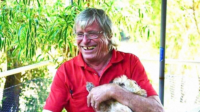 Cuộc sống một mình trên đảo suốt 15 năm của ông lão nuôi cá sấu để bầu bạn - Ảnh 1. Cuộc sống một mình trên đảo suốt 15 năm của ông lão nuôi cá sấu để bầu bạn - Ảnh 1.