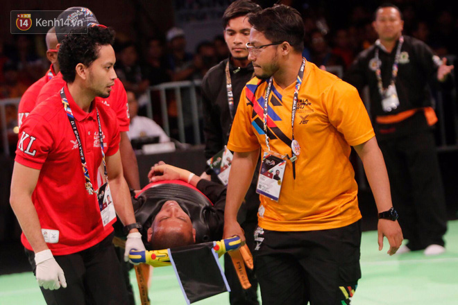 Bị đánh sấp mặt, không thể tiếp tục thi đấu, võ sĩ Malaysia vẫn... giành HC vàng - Ảnh 3. Bị đánh sấp mặt, không thể tiếp tục thi đấu, võ sĩ Malaysia vẫn... giành HC vàng - Ảnh 3.
