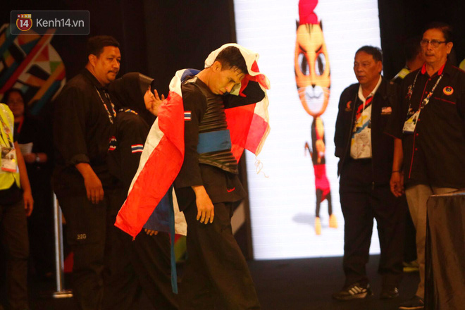 Bị đánh sấp mặt, không thể tiếp tục thi đấu, võ sĩ Malaysia vẫn... giành HC vàng - Ảnh 9. Bị đánh sấp mặt, không thể tiếp tục thi đấu, võ sĩ Malaysia vẫn... giành HC vàng - Ảnh 9.