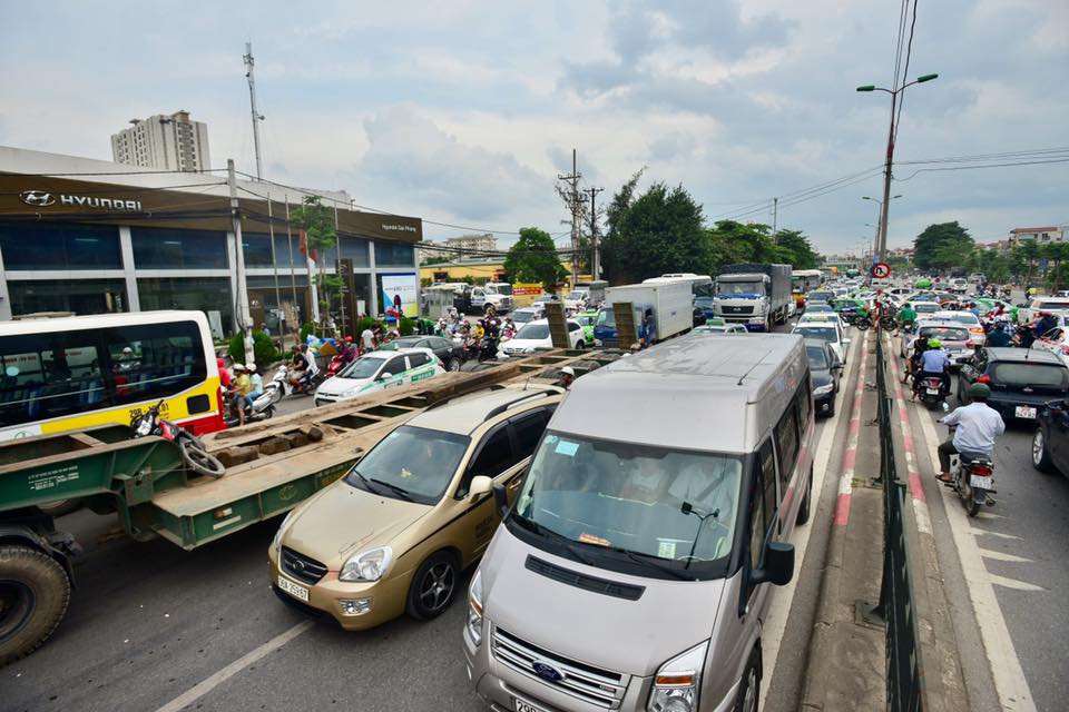 Kết thúc kỳ nghỉ lễ, người dân lỉnh kỉnh đồ đạc, mang theo trẻ nhỏ ùn ùn trở lại Hà Nội và Sài Gòn - Ảnh 12. Kết thúc kỳ nghỉ lễ, người dân lỉnh kỉnh đồ đạc, mang theo trẻ nhỏ ùn ùn trở lại Hà Nội và Sài Gòn - Ảnh 12.