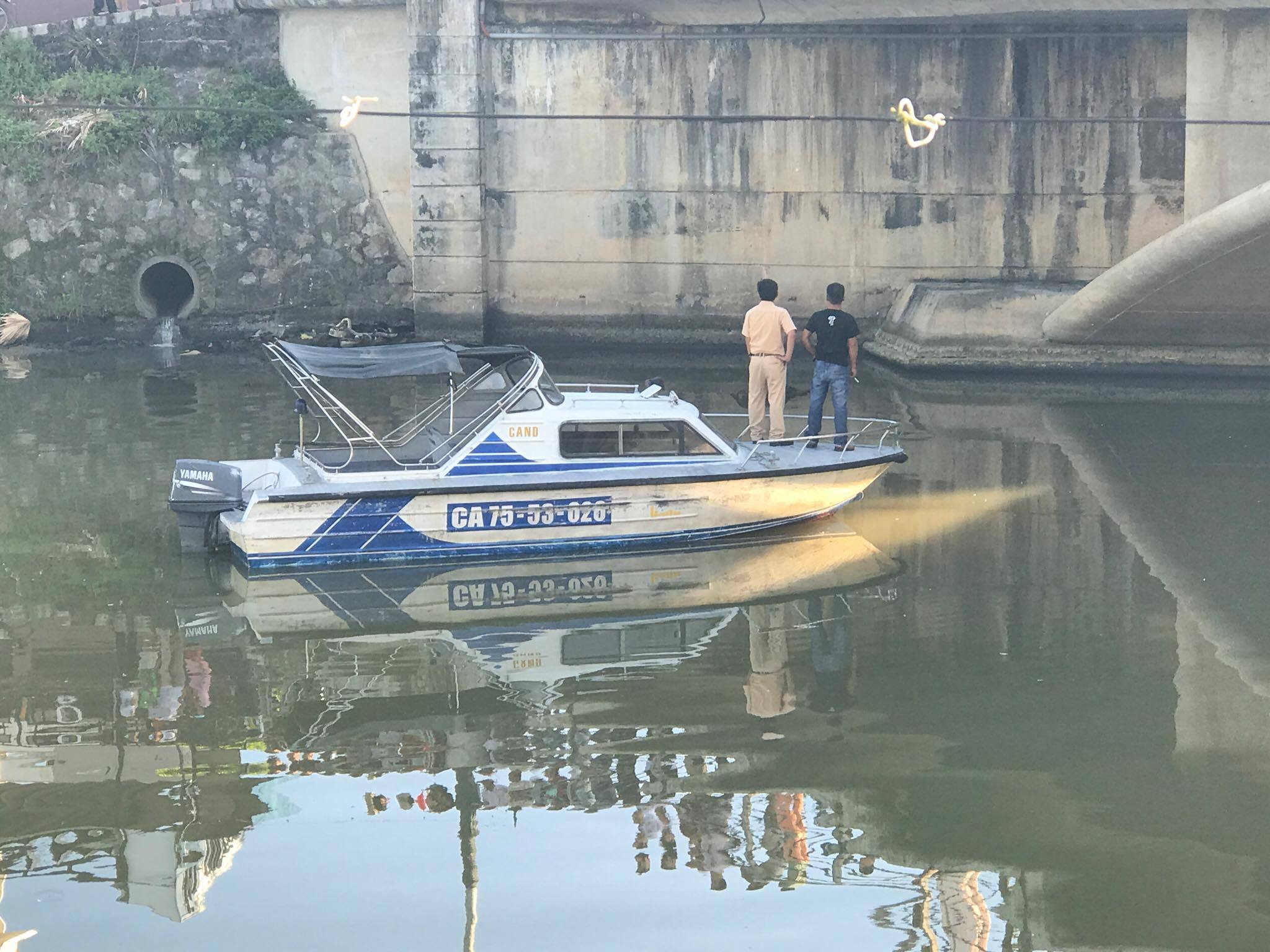 Huế: Hoảng hồn phát hiện thi thể người đàn ông trong tư thế sấp mặt dưới chân cầu - Ảnh 2. Huế: Hoảng hồn phát hiện thi thể người đàn ông trong tư thế sấp mặt dưới chân cầu - Ảnh 2.