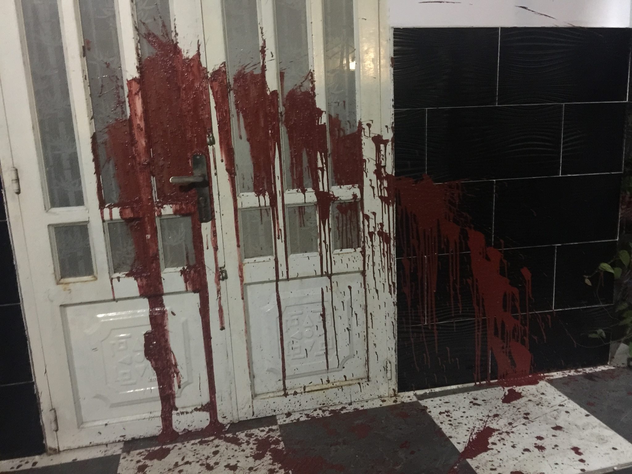 Em gái mắc nợ, gia đình anh trai bị tạt mắm tôm và sơn trong đêm - Ảnh 1. Em gái mắc nợ, gia đình anh trai bị tạt mắm tôm và sơn trong đêm - Ảnh 1.