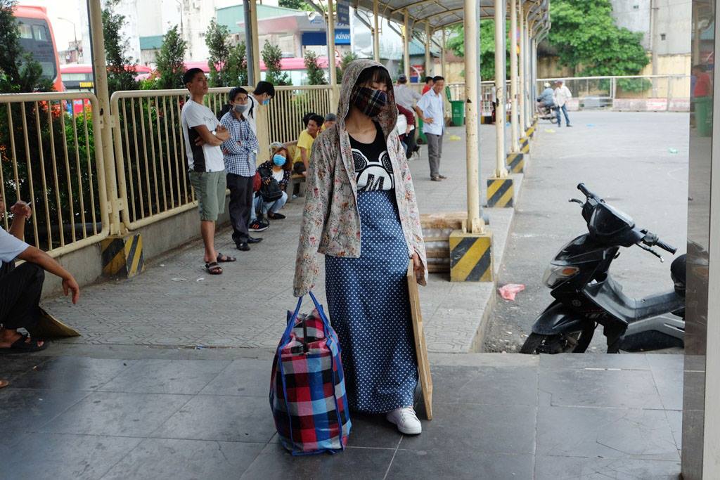 Kết thúc kỳ nghỉ lễ, người dân lỉnh kỉnh đồ đạc, mang theo trẻ nhỏ ùn ùn trở lại Hà Nội và Sài Gòn - Ảnh 5. Kết thúc kỳ nghỉ lễ, người dân lỉnh kỉnh đồ đạc, mang theo trẻ nhỏ ùn ùn trở lại Hà Nội và Sài Gòn - Ảnh 5.