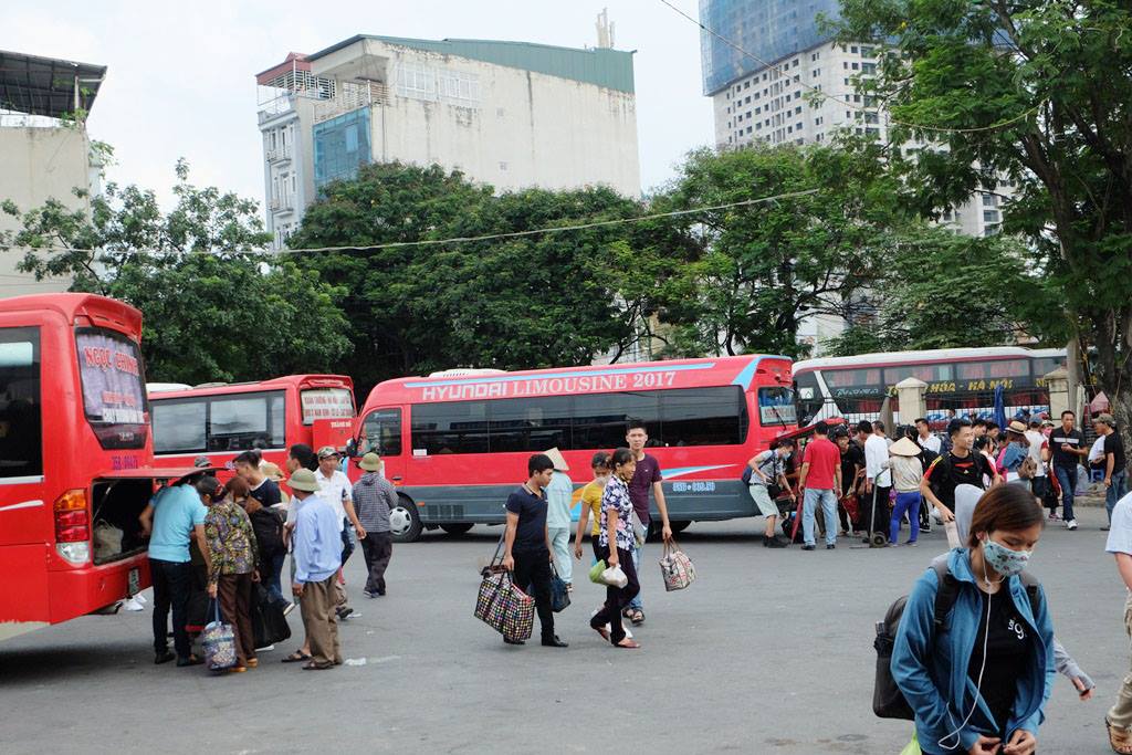 Kết thúc kỳ nghỉ lễ, người dân lỉnh kỉnh đồ đạc, mang theo trẻ nhỏ ùn ùn trở lại Hà Nội và Sài Gòn - Ảnh 1. Kết thúc kỳ nghỉ lễ, người dân lỉnh kỉnh đồ đạc, mang theo trẻ nhỏ ùn ùn trở lại Hà Nội và Sài Gòn - Ảnh 1.