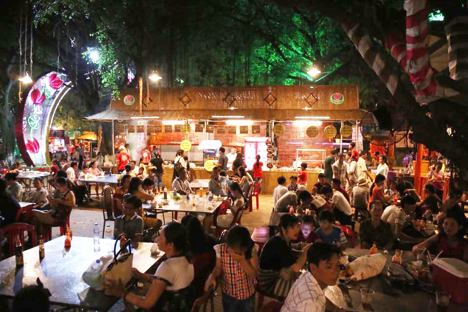 Người dân ở Sài Gòn trải bạt, chiếu ở Công viên Đầm Sen chờ xem pháo hoa mừng Tết Độc Lập - Ảnh 4. Người dân ở Sài Gòn trải bạt, chiếu ở Công viên Đầm Sen chờ xem pháo hoa mừng Tết Độc Lập - Ảnh 4.