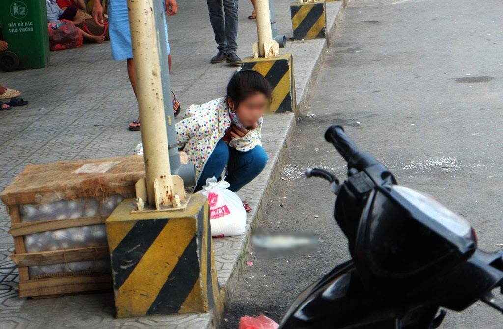 Kết thúc kỳ nghỉ lễ, người dân lỉnh kỉnh đồ đạc, mang theo trẻ nhỏ ùn ùn trở lại Hà Nội và Sài Gòn - Ảnh 7. Kết thúc kỳ nghỉ lễ, người dân lỉnh kỉnh đồ đạc, mang theo trẻ nhỏ ùn ùn trở lại Hà Nội và Sài Gòn - Ảnh 7.