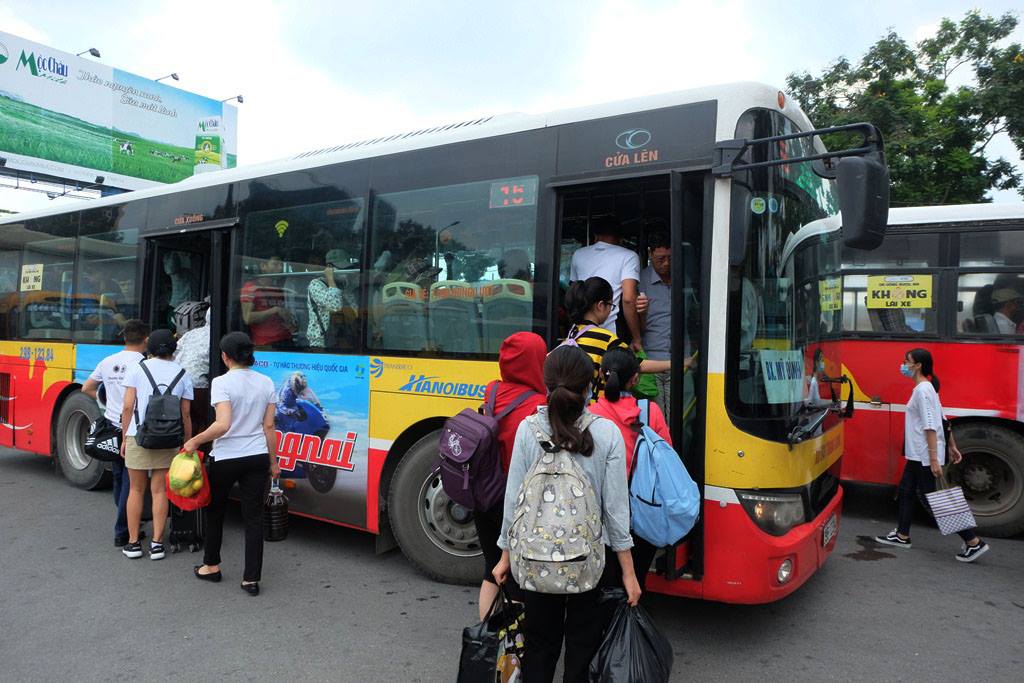 Kết thúc kỳ nghỉ lễ, người dân lỉnh kỉnh đồ đạc, mang theo trẻ nhỏ ùn ùn trở lại Hà Nội và Sài Gòn - Ảnh 10. Kết thúc kỳ nghỉ lễ, người dân lỉnh kỉnh đồ đạc, mang theo trẻ nhỏ ùn ùn trở lại Hà Nội và Sài Gòn - Ảnh 10.