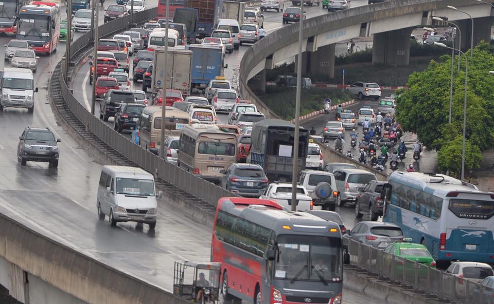 Kết thúc kỳ nghỉ lễ, người dân lỉnh kỉnh đồ đạc, mang theo trẻ nhỏ ùn ùn trở lại Hà Nội và Sài Gòn - Ảnh 17. Kết thúc kỳ nghỉ lễ, người dân lỉnh kỉnh đồ đạc, mang theo trẻ nhỏ ùn ùn trở lại Hà Nội và Sài Gòn - Ảnh 17.