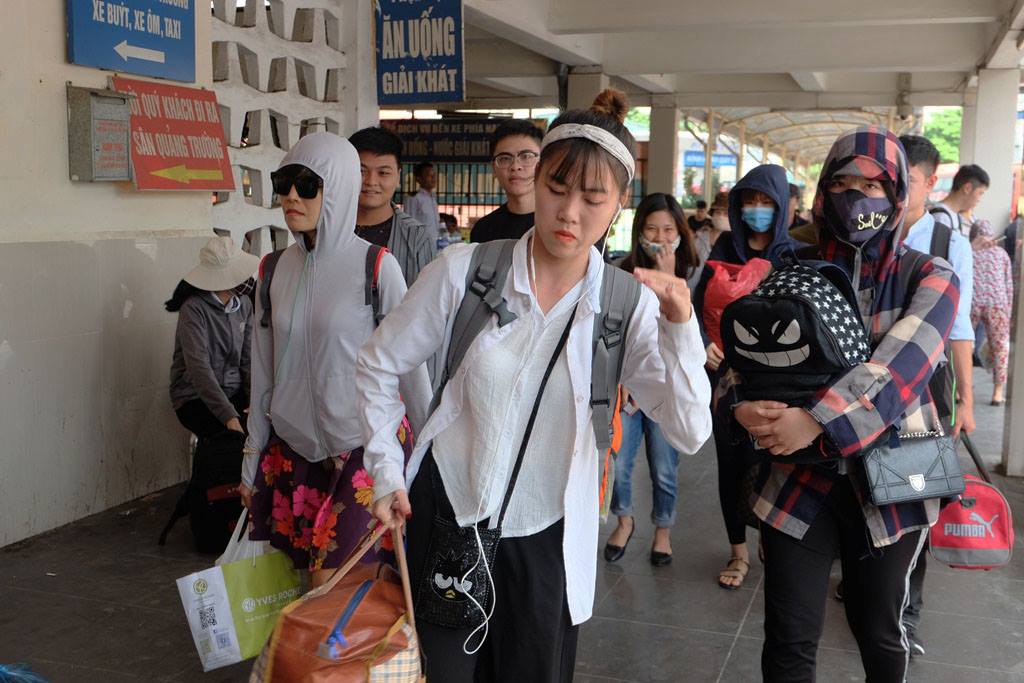 Kết thúc kỳ nghỉ lễ, người dân lỉnh kỉnh đồ đạc, mang theo trẻ nhỏ ùn ùn trở lại Hà Nội và Sài Gòn - Ảnh 3. Kết thúc kỳ nghỉ lễ, người dân lỉnh kỉnh đồ đạc, mang theo trẻ nhỏ ùn ùn trở lại Hà Nội và Sài Gòn - Ảnh 3.