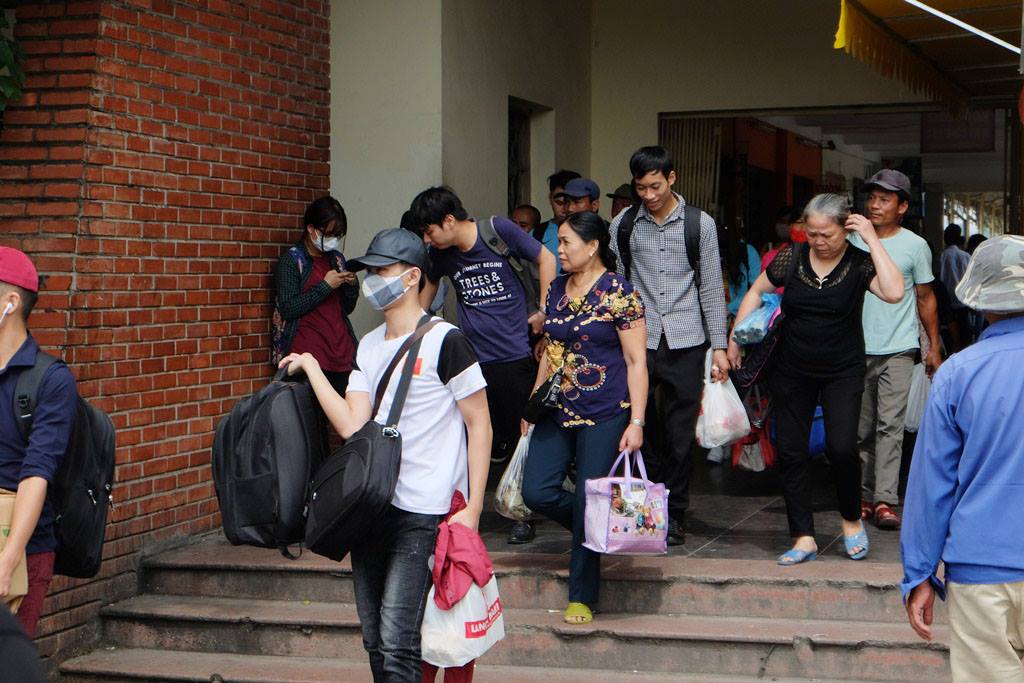 Kết thúc kỳ nghỉ lễ, người dân lỉnh kỉnh đồ đạc, mang theo trẻ nhỏ ùn ùn trở lại Hà Nội và Sài Gòn - Ảnh 2. Kết thúc kỳ nghỉ lễ, người dân lỉnh kỉnh đồ đạc, mang theo trẻ nhỏ ùn ùn trở lại Hà Nội và Sài Gòn - Ảnh 2.