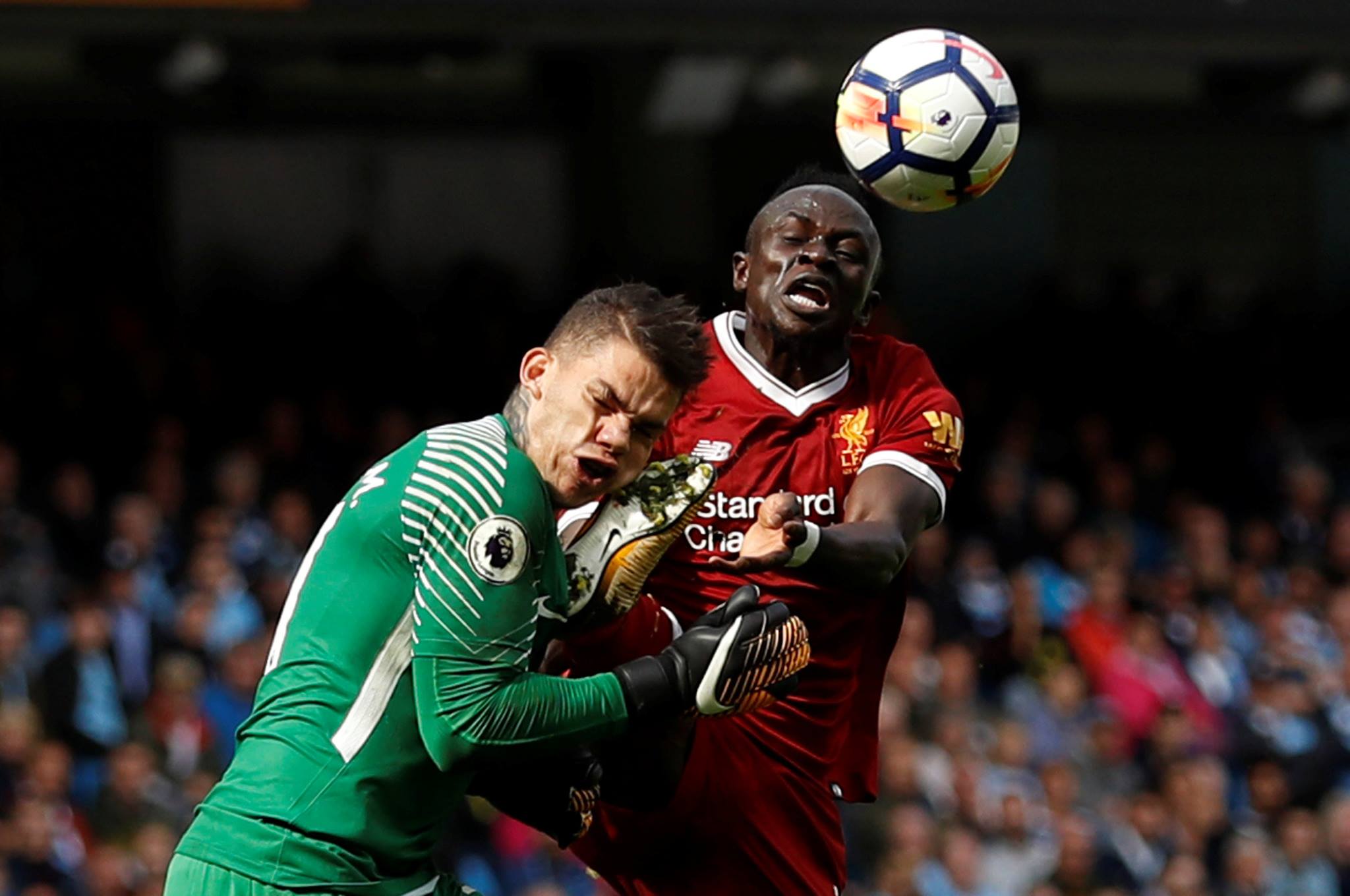 Thủ môn Man City bất tỉnh khi nhận cú đá thẳng mặt của Mane - Ảnh 2. Thủ môn Man City bất tỉnh khi nhận cú đá thẳng mặt của Mane - Ảnh 2.